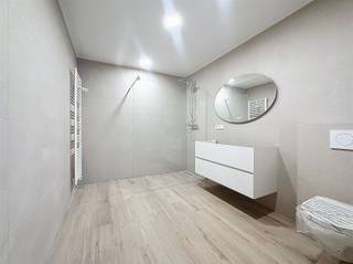 <p><span>Nieuwbouwproject gelegen centrum Maria-ter-Heide. </span></p><p><span> </span></p><p><span>Ontdek het ultieme woongenot in dit energiezuinige en moderne appartement, gelegen in het bruisende centrum van Maria ter Heide.<br /><br /></span></p><p><span>Dit gloednieuwe appartement biedt het beste van comfort en stijl, met een ruime leefruimte en een open op maat gemaakte 'CASCAN' keuken van voorzien van topapparatuur(Miele). </span></p><p><span>Dankzij de driedubbele beglazing geniet u van maximale rust. <br />Bovendien bevindt u zich middenin de dorpskern met alle nodige voorzieningen, zoals bakkers, slagers, supermarkten, openbaar vervoer en scholen. Met de nabijheid van de op- en afrit van de autostrade bent u ook perfect verbonden met de rest van het land.<br />De drie slaapkamers bieden voldoende ruimte voor rust en privacy, terwijl de badkamer een oase van ontspanning is. </span></p><p><span> </span></p><p><span>Met een ruime privé berging achteraan het gebouw en een overdekte autostaanplaats, is aan alle praktische behoeften gedacht. <br /><br /></span></p><p><span>Grote troef aan dit appartement zijn de overdekte terrassen met verlichting, ideaal voor zelfs de regenachtige zomeravonden! Perfect gelegen om volop van de zon te genieten, waarvan één direct toegankelijk vanuit de woonkamer.</span></p><p><span> </span></p><p><span>Het appartement is zeer energiezuinig en voorzien van zonnepanelen. </span></p><p><span>Dit appartement zal afgewerkt worden met verlichtingsarmaturen en raamdecoratie. </span></p><p><span> </span></p><p><span>VASTE KOSTEN : 120,- euro per maand (incl. verzekering beheer gebouw, onderhoud algemene delen, elektriciteit en water algemene delen, ruimen septische putten, brandbeveiligingskosten) </span></p><p><span> </span></p><p><span>Mis deze unieke kans niet om te wonen in comfort en luxe op een toplocatie. Neem vandaag nog contact met ons op voor meer informatie!</span></p><p><span> </span></p>