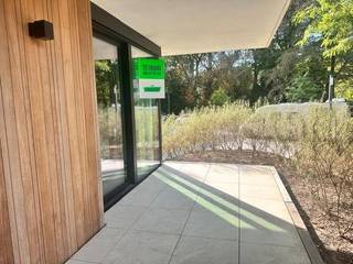 Modern BEN-appartement met ruim terras en groene omgeving<br /><br />Dit prachtige BEN-appartement (Bijna-Energie-Neutraal) bevindt zich in een moderne residentie, gelegen aan de rand van een groen park met mooi aangelegde binnentuinen. Hier geniet u van rust, ruimte en energiezuinig wooncomfort.<br /><br />Het appartement is ruim en hoogwaardig afgewerkt, met aandacht voor detail en kwaliteit.<br /><br />De lichtrijke en royale leefruimte geeft rechtstreeks toegang tot het grote terras, ideaal om te ontspannen of buiten te eten. De moderne open keuken is volledig geïnstalleerd en voorzien van de nieuwste toestellen.<br /><br />De ruime slaapkamer biedt plaats voor een tweepersoonsbed en beschikt over aansluitingen voor TV en internet. De stijlvolle badkamer is uitgerust met een inloopdouche en lavabomeubel.<br /><br />Extra troeven zijn de ondergrondse parkeerplaats en de privatieve kelderberging, beide inbegrepen in de huurprijs. De maandelijkse syndickosten bedragen 60 euro.<br /><br />Huurprijs : 760€ + 60€ syndickosten = 820€<br /><br />Aarzel niet en plan snel uw bezoek in. Het appartement is onmiddellijk beschikbaar!<br /><br />
