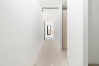 À l’angle de la Kortrijkstraat et de la Harelbeekstraat se trouve la résidence Sint-Amandus : un superbe projet neuf comprenant 23 appartements et 2 surfaces commerciales. Grâce à son emplacement central, tout près de la Grand Place, vous profitez de toutes les commodités à portée de main – du boulanger et boucher aux restaurants conviviaux et commerces.<br /><br />Les appartements sont spacieux, lumineux et finis avec des matériaux de qualité durable. De grandes baies vitrées laissent entrer une abondance de lumière naturelle et offrent une vue sur un magnifique jardin intérieur verdoyant. Les terrasses ensoleillées (jusqu’à 36 m²) constituent un lieu idéal pour se détendre dans cette oasis de tranquillité.<br /><br />Quelques atouts majeurs :<br /><br />finitions entièrement au choix<br /><br />écoénergétique et durable<br /><br />possibilité d’acquérir un emplacement de parking en sous-sol avec borne de recharge(option)<br /><br />commerces et services accessibles à pied<br /><br />magnifique jardin intérieur, véritable poumon vert<br /><br />✨ De plus, à l’achat de cet appartement, vous pouvez bénéficier du taux de TVA réduit de 6 % (sous condidtions – une occasion unique d’investir à prix avantageux dans un logement de qualité !<br /><br />Ce SAMEDI 27 SEPTEMBRE de 10h00 à 18h00<br />Journée portes ouvertes exclusive : découvrez votre appartement de rêve ou assistez à une session d’information pour investisseurs !<br />👉 Une visite à ne pas manquer.<br /><br />Réservez dès maintenant l’une des dernières places :<br />📞 Justine – 0468 06 48 19<br />📞 Guido – 0475 70 36 19