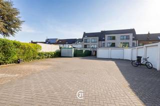 Doe een bod vanaf 175 000 euroBent u op zoek naar een instapklaar appartement of een interessante investering? Dit verzorgde appartement op de eerste verdieping is uitstekend gelegen, recht tegenover Delhaize. Dankzij de centrale ligging bevinden winkels, scholen, openbaar vervoer, het station en de E40 zich vlakbij. Ook Aalst is vlot bereikbaar. Voor wie van natuur en ontspanning houdt, liggen de natuurdomeinen Gerstjens en Osbroek en de Dender op korte afstand. Het appartement beschikt over een lichtrijke leefruimte met open, uitgeruste keuken, één ruime slaapkamer, een badkamer met douche en lavabomeubel, een afzonderlijk toilet en een praktische berging met aansluitingen voor wasmachine en droogkast. Een staanplaats achter het gebouw kan apart worden aangekocht voor € 17.000.Een ideale combinatie van comfort, centrale ligging, bereikbaarheid en natuur – zowel voor eigen bewoning als investering.