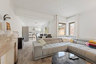 🏡 Te koop: instapklare energiezuinige woning in het charmante Drongen<br /><br />Ontdek deze perfect onderhouden en instapklare woning met een energiezuinig karakter en conforme elektriciteit.<br />Gelegen in een rustige en goed bereikbare buurt, combineert deze woning comfort, functionaliteit en duurzaamheid.<br /><br />✨ Belangrijkste troeven:<br /><br />✅ Energiezuinig – voorzien van zonnepanelen<br /><br />⚡ Elektriciteit conform<br /><br />💧 Droge kelder – extra bergruimte<br /><br />🪜 Zolder bereikbaar via vaste trap – mogelijkheid om 2 extra slaapkamers te creëren<br /><br />🚗 Inpandige garage – ook ideaal als berging of hobbyruimte<br /><br />🌿 Zuidgerichte, rustige tuin – perfect om in alle privacy te genieten<br /><br />🏠 Nieuw dak met vernieuwde afvoeren – recent en duurzaam uitgevoerd<br /><br />De woning biedt alle hedendaagse comfort en is instapklaar, ideaal voor wie zonder zorgen wil verhuizen. Dankzij de uitstekende ligging geniet u van vlotte verbindingen richting Gent, de E40 en nabijgelegen voorzieningen.<br /><br />Voor meer info www.hyboma.be of wenst u graag een bezoek ter plaatse contacteer dan Guy 0479/88 88 06.