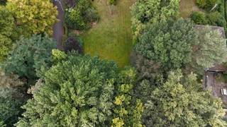 Zeer mooi en zeer rustig gelegen bouwgrond van 8 are voor open bebouwing.<br />Residentieel gelegen vlakbij het golf-en meerdomein, op de hoek met de Mereldreef en op 1,7km van scholen Atheneum.<br />Breedte: 25 meter - diepte: 31 meter.<br />Oriëntatie: oost. <br />Kroonlijsthoogte: 6,5m bij plat dak en 6m bij hellend dak.<br />Geen bouwverplichting.<br />Hoofdbestemming wonen en nevenbestemming, complementaire bedrijvigheid zoals een kantoor, diensten, handel en vrije beroepen indien ze verbonden zijn met de woonfunctie met een maximum van 100m² - zorgwonen toegelaten.<br />Goedgekeurde verkavelingsvergunning - woongebied met landelijk karakter - geen voorkooprecht ruimtelijke ordening - stedenbouwkundige vastgoedinfo in aanvraag.<br />Niet overstromingsgevoelig - perceelscore A. Opmetingskosten ten laste van kopers 950 euro.<br />Adres: Keerbergen, Wielewaalweg 1 - hoek Mereldreef (bouwgrond lot 1).