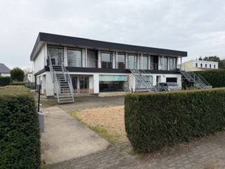 <strong>OPBRENGSTEIGENDOM BESTAANDE UIT 6 APPARTEMENTEN OP GOEDE LOCATIE TE PEER</strong><br /><br />Bent u op zoek naar een stabiele en zorgeloze vastgoedinvestering met een mooi rendement? Dit opbrengsteigendom met 6 volledig verhuurde appartementen vormt een uitstekende opportuniteit voor zowel beginnende als ervaren investeerders.<br /><br />Het gebouw bestaat uit 6 wooneenheden, waarvan 4 appartementen gelegen zijn op de eerste verdieping en 2 appartementen op het gelijkvloers. Alle units zijn verhuurd aan Sociaal Verhuurkantoor N-Limburg vzw (SVK), wat garant staat voor een zekere en stabiele huurinkomst zonder leegstand.<br /><br />Het gaat hier over een buidling met 6 appartementen bestaande uit:<br /><br />Appartement 1 - gelijkvloers - netto oppervlakte: 160m2 - EPC Label B - bestaande uit: living, keuken, badkamer, toilet, berging, 3 slaapkamers en een terras. Buiten beschikt het appartement over 1 autostandplaats en er is achteraan een open privatieve berging voor fietsen. (Peerderbaan 12 bus 1)<br /><br />Appartement 2 - eerste verdieping - netto oppervlakte: 70m2 - EPC Label C - bestaande uit living, keuken, badkamer, toilet, berging en 1 slaapkamer. Buiten is er 1 autoistandplaats en er is een gemeenschappelijke berging voor fietsen. (Peerderbaan 12 bus 2)<br /><br />Appartement 3 - eerste verdieping - netto oppervlakte: 66m2 - EPC Label C - bestaande uit inkomhal, toilet, living met keuken, berging, 1 slaapkamer, badkamer met douche en lavabo, toegang tot gemeenschappelijke begring op het gelijkvloers - exclusief gebruiksrecht op 1 autostandplaats (P5) - (Peerderbaan 12 bus 3)<br /><br />Appartement 4 - eerste verdieping - netto oppervlakte: 66m2 - Epc label C - bestaande uit living, keuken, badkamer, toilet, berging en 1 slaapkamer. Buiten is er 1 autostandplaats en er is een gemeenschappelijke berging voor fietsen. (Peerderbaan 12 bus 4)<br /><br />Appartement 5 - eerste verdieping: netto oppervlakte: 70m2 Epc label C bestaande uit living, keuken, badkamer, toilet, berging en 1 slaapkamer. Buiten is er een autostandplaats voorzien en een gemeenschappelijke fietsenberging. (Peerderbaan 12 bus 5)<br /><br />Appartement 6: gelijkvloers: netto oppervlakte: 118m2 - Epc C - Bestaande uit inkomhal, living met keuken, berging, 2 slaapkamer, badkamer en toilet. Gebruiksrecht van 2 parkeerplaatsen (P8 en P9). (Peerderbaan 12 bus 6)<br /><br /><br />De totale huuropbrengst bedraagt €42.412,00 per jaar, goed voor een vlot rendement van circa 6% per jaar – een bijzonder interessante investering in de huidige vastgoedmarkt.<br /><br />Alle appartementen zijn goed onderhouden en technisch en juridisch volledig in orde:<br /><br />Alle woongelegenheden beschikken over een conforme elektriciteitskeuring<br />EPC-labels variëren tussen B en C (energiezuinig)<br />Elk appartement beschikt over een conformiteitsattest inzake woonkwaliteit<br /><br />Troeven van dit investeringspand:<br /><br />Volledig verhuurd aan een betrouwbare sociale partner<br />Stabiele, zekere en voorspelbare inkomsten<br />Geen leegstand of wanbetaling<br />Professioneel beheer via SVK<br />Minimale tijdsinvestering (hands-off investering)<br />Ideale combinatie van financieel rendement en maatschappelijke meerwaarde<br /><br />Dankzij de samenwerking met het Sociaal Verhuurkantoor wordt het volledige huurbeheer uit handen genomen: van huurdersselectie tot opvolging en inning van de huur. Dit maakt dit pand bijzonder geschikt voor investeerders die op zoek zijn naar een passieve en veilige belegging.<br /><br />De volledige historiek van het gebouw is beschikbaar en kan verkregen worden op aanvraag.<br /><br />Een solide en toekomstgerichte investering met onmiddellijk rendement.<br /><br />Interesse? Contacteer ons ons op 011 96 51 76 of mail ons op info@momentumvastgoed.be