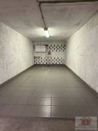 Bent u op zoek naar een ruime, afgesloten garage op een centrale ligging in Nieuwpoort-Bad? Dan is deze garage in de residentie Santhooft precies wat u zoekt.<br />Dankzij de uitstekende ligging bevindt u zich op wandelafstand van de zeedijk, winkels, restaurants en het openbaar vervoer. Ideaal voor wie veilig en comfortabel wil parkeren of extra bergruimte zoekt.<br />Afmetingen:<br />Breedte: 3,09 m<br />Lengte: 5,85 m<br />Hoogte: 2,33 m<br />Interesse? Contacteer ons gerust voor meer informatie of een bezichtiging.