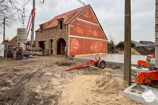 Deze <strong>bouwgrond, gelegen in de Westkantstraat</strong> (t.h.v. nr. 20) is geschikt voor eengezinswoningen, met inbegrip van zorgwoningen, kantoorfunctie, vrij beroep of dienstverlening.<br /><strong>Landelijk gelegen</strong> en op enkele minuten van het centrum van Ruddervoorde. Op- en afrit autosnelweg Ruddervoorde op amper 5min afstand.<br /><br />Het perceel (lot 6), zuid-west georiënteerd met een oppervlak van <strong>1.132m<sup>2</sup></strong> is bestemd voor open bebouwing, <strong>geen bouwstijl opgelegd.</strong>
<ul>
	<li>De inplanting van het hoofdgebouw gebeurt binnen de aangeduide zone op het verkavelingsplan. </li>
	<li>De bouwhoogte mag<strong> 1 bouwlaag </strong>bedragen met kamers in het <strong>dak</strong> (vrije dakvorm), maximum kroonlijsthoogte van 3.50m.</li>
	<li><strong>Bijgebouw van max. 40m<sup>2</sup>.</strong></li>
</ul>
<strong>Voor meer informatie neem contact op met oostkamp@caenen.be of 050 66 12 12.</strong><br /><br /> 