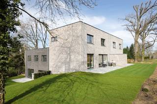 Woning in Herent - Paardenveldstraat: Unit D.2<br /><br />Welkom in Herent - laatste woningen! Deze unieke, eigentijdse woonbuurt aan de Paardenveldstraat bestaat uit moderne nieuwbouwwoningen omgeven door parkgebied. Buiten geniet je van een mooi terras en van een ruime, gedeelde parkzone. Binnen van een optimale indeling en een mooi uitzicht. Dankzij hun strakke, moderne vormgeving met donkere en lichte vlakken springen deze huis in het oog in het glooiende landschap dat deze buurt aan de Paardenveldstraat typeert. Deze groene buurt is ideaal gelegen en geniet van een rustige ligging, vlak bij Leuven. Elk huis beschikt over drie slaapkamers en twee parkeerplaatsen. De grote raampartijen zorgen voor veel lichtinval. De gemeenschappelijke tuin en het privéterras maken het plaatje compleet. Woning D.2 is een gesloten bebouwing met 3 slaapkamers met een vloeroppervlakte van 127m². Exclusief (verplicht aan te kopen): autostaanplaats.