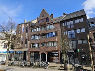 Dit zeer goed gelegen appartement bevindt zich op de tweede verdieping van een verzorgd gebouw met lift, op wandelafstand van de Grote Markt...
