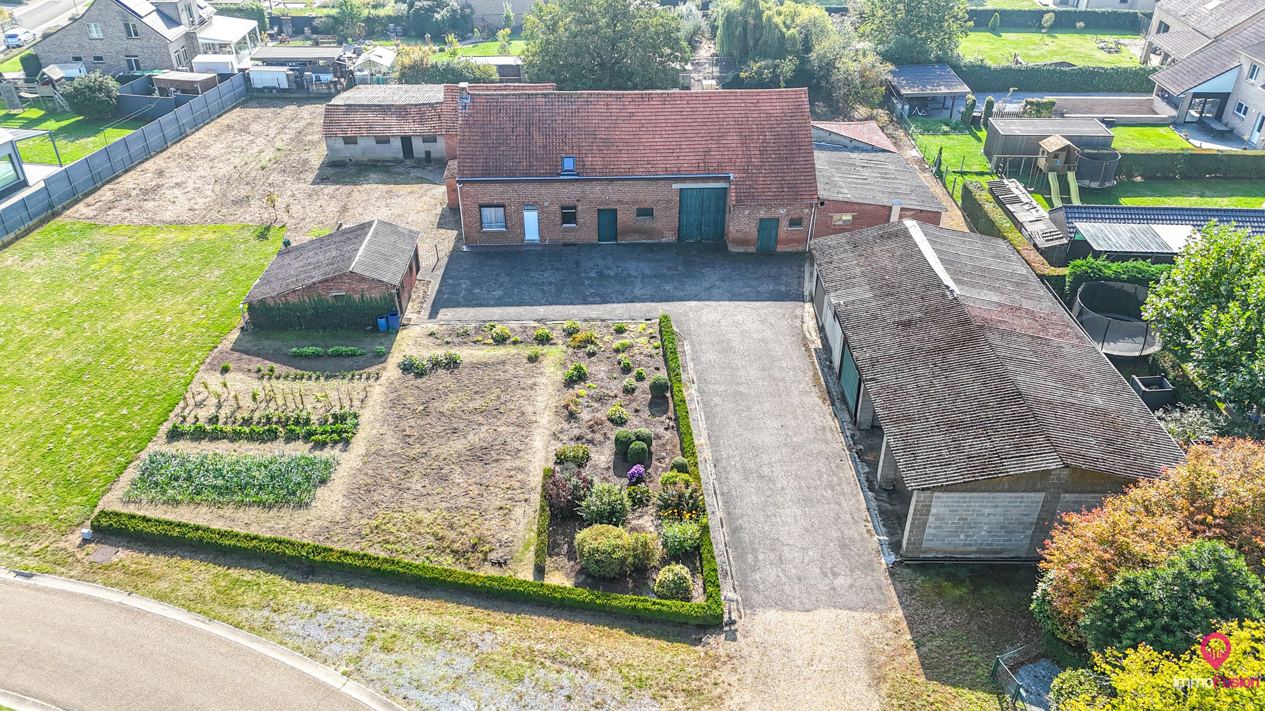 Ruime boerderij op ±33a met stallen en renovatiepotentieel! - foto 2