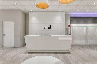 Propriété commerciale d'environ 400 m² à vendre au cœur de Courtrai. Le bâtiment est situé dans la Voorstraat, la rue commerçante de...