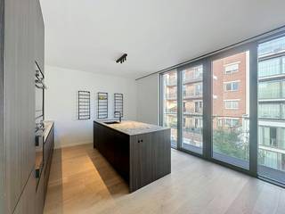Energiezuinig en instapklaar: 3-slaapkamerappartement met private tuin in Residentie 'Endeavour'<br /><br />Op een absolute toplocatie in de Hofstraat bevindt zich dit hoogwaardige nieuwbouwappartement op de tweede verdieping van Residentie 'Endeavour'. Hier geniet je van modern comfort en een uitzonderlijke bereikbaarheid: op amper 5 minuten wandelen van het bruisende stadscentrum en 2 minuten rijden van de autostrade.<br /><br />Indeling en afwerking:<br /><br />Ontvangst & berging: Uitnodigende inkomhal met ingemaakte vestiaire, een praktisch gastentoilet (op regenwater) en een functionele berging (4 m²) met aansluiting voor een wasmachine.<br /><br />Koken & wonen: Royale, open leefkeuken (19,3 m²) met hoogwaardige inbouwtoestellen (waaronder een Quooker-kraan, stoomoven, combi-oven, inductiekookplaat met geïntegreerde afzuiging, vaatwasser, frigo, diepvries en dimbare ledverlichting). De aansluitende, lichtrijke leefruimte (33,9 m²) is voorzien van een afgesloten trap en reeds geplaatste gordijnen.<br /><br />Slaap- & badkamers: Het appartement telt drie volwaardige slaapkamers (10,5 m², 8,5 m² en een master bedroom van 18,5 m²). De master bedroom heeft een en-suite badkamer (9,8 m²) én direct toegang tot een gezellig terras van 5 m². Daarnaast is er een tweede badkamer (3,5 m²) met inloop-regendouche en lavabomeubel, plus een extra afzonderlijk toilet.<br /><br />Buitenruimte & Extra's: Naast het terras hoort er bij dit appartement een private tuin van ca. 50 m². Ook een kelderberging en een gemeenschappelijke fietsenstalling zijn inbegrepen.<br /><br />Financiële en praktische info:<br />- gemeenschappelijke kosten: 75,00 EUR/maand<br />- 2 autostaanplaatsen te huren aan 250,00 EUR/maand <br />- onmiddellijk beschikbaar