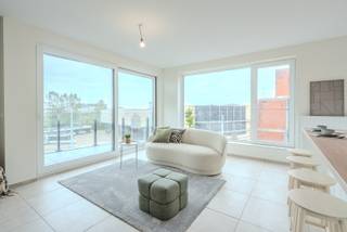 TE KOOP – INSTAPKLAAR DUPLEXAPPARTEMENT MET TERRAS EN OPEN ZICHT<br /><br />Ontdek dit modern en volledig afgewerkt hoekappartement met twee slaapkamers, gelegen op de bovenste verdieping van een kleinschalige nieuwbouwresidentie met slechts drie appartementen en een polyvalente ruimte op het gelijkvloers..<br /><br />Dankzij de vele raampartijen geniet het appartement van uitzonderlijk veel lichtinval en een open zicht vanaf het terras. Het appartement is instapklaar en biedt alle hedendaags comfort.<br /><br />Indeling<br /><br />Derde verdieping (met lift)<br />Inkomhal met gastentoilet en praktische berging<br />Ruime en lichtrijke leef- en eetruimte met toegang tot het terras - open zciht<br />Volledig ingerichte keuken met aansluitende provisieberging<br />Slaapkamer met aansluitend een badkamer voorzien van inloopdouche<br /><br />Duplex verdiep<br />Nachthal<br />Uitzonderlijk ruime slaapkamer met aansluitende badkamer met inloopdouche<br />Berging met ventilatie-unit<br /><br />Zolderverdiep<br />extra ruime bergplaats met dakraam <br /><br />Extra troeven<br />* Mogelijkheid tot het creëren van een extra zolderkamer (mits plaatsing van een binnentrap)<br />* Individuele meters voor elektriciteit, water en gas<br />* Slechts één appartement per verdieping voor maximale privacy<br />* De derde verdieping kan perfect zelfstandig bewoond worden<br />* zeer voordelige prijs <br /><br />Gebouw<br />* Kleinschalige residentie met 3 appartementen en een kantoorruimte<br />* Gemeenschappelijke fietsenberging op het gelijkvloers<br />* ruime lift (rolstoel toegankelijk)<br /><br />Ligging<br />* Op fietsafstand van het levendige stadscentrum<br />* Op wandelafstand van buurtwinkels, restaurants <br />* Vlotte bereikbaarheid met een bushalte vlakbij<br /><br />📞 Contact &amp; Bezoek (enkel op afspraak)<br />059 808 502 - danny@brouckaert.be - www.brouckaert.be