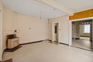 <p>Op een rustige, groene locatie ligt deze statige halfopen bebouwing te wachten op een nieuwe eigenaar met visie. Met haar authentieke gevel, charmante uitstraling en aparte zij-ingang biedt dit pand niet alleen karakter, maar ook tal van mogelijkheden.</p>
<p>Binnenin telt de woning vier slaapkamers, een ruime leefruimte en een klassieke indeling die vraagt om een hedendaagse touch. De structuur is degelijk, de sfeer uniek — de perfecte basis voor een geslaagde renovatie.</p>
<p>De tuin is een absolute troef: meer dan genoeg ruimte voor ontspanning, tuinprojecten, speelruimte of zelfs een uitbreiding.</p>
<p>Extra praktisch: er is een mogelijkheid tot aankoop van een achterliggende garagebox.</p>
<p>Wat je mag verwachten:<br />– Statige te renoveren woning op 1600m2!<br />– 4 slaapkamers<br />– Zij-ingang met extra mogelijkheden<br />– Opbergruimte in de tuin<br />– Optie tot garagebox</p>
<p>Zoek je een eigendom waar je jouw eigen stempel op kan drukken, in een omgeving die rust uitstraalt en toch vlot bereikbaar is? Dan is dit er eentje die je gezien moet hebben.</p>
<p>Neem contact op voor een bezichtiging – laat je inspireren door de ruimte, de charme en het potentieel.<br /><br />Wg, Gvkr, Gvv, Vg, Geen overstromingsgevoelig gebied</p>