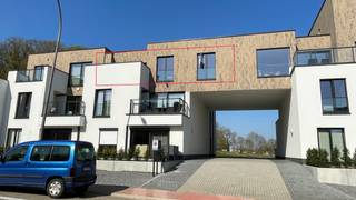 Energiezuinig nieuwbouwappartement met zuidgericht terras en ondergrondse garagebox met 2 staanplaatsen inbegrepen in de prijs.IndelingVia de...
