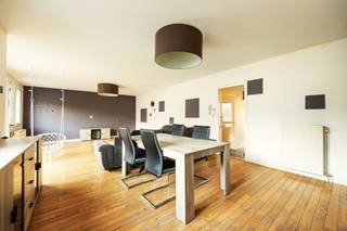 Een lichtrijk appartement waar je je meteen thuis voelt: op een boogscheut van het centrum van Stabroek, in een verzorgd gebouw van 2004 mét lift, vind je dit verrassend ruime en warme appartement op de eerste verdieping in een Residentie. Geen anonieme plek, maar een écht thuis waar licht, rust en comfort samenkomen.
Je komt binnen via een nette inkomhal met glazen deur, een eerste glimp van de open, uitnodigende sfeer die doorheen het hele appartement voelbaar is. De leefruimte baadt van ’s morgens tot ’s avonds in natuurlijk licht en is afgewerkt met een prachtige parketvloer die meteen warmte en elegantie uitstraalt.
De open keuken vormt het hart van de ruimte: ideaal voor wie graag kookt, ontvangt of simpelweg leeft met zicht op alles wat gebeurt. Aansluitend is er een praktische berging met aansluiting voor wasmachine, netjes uit het zicht.
Verder telt het appartement twee ruime slaapkamers, perfect voor een gezin, een thuiswerkplek of een hobbykamer. De moderne badkamer met inloopdouche, dubbele lavabo en spiegelkast is ruim en geeft je voldoende me-time. Het apart toilet maakt het comfort compleet.
Ook beneden is aan alles gedacht: een gemeenschappelijke fietsenstalling en een handige ruimte voor het vuilnis, zodat het gebouw verzorgd en praktisch blijft voor iedereen.

Waarom dit appartement je volgende thuis kan zijn:
•	Heerlijk lichtrijk en instapklaar
•	Bouwjaar 2004, mét lift
•	Energiezuinig en individueel bemeterd
•	Topligging nabij winkels, openbaar vervoer, scholen en autostrade
•	Twee volwaardige slaapkamers
•	Warme, uitnodigende leefruimte met parketvloer

Dit appartement is ideaal voor wie centraal wil wonen zonder in te boeten aan ruimte, comfort of rust. Zie jij jezelf hier al wonen? Neem vandaag nog contact op voor een bezoek: 03 568 03 03 of lauren@vastgoed03.be.
