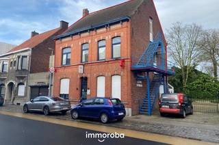 Dit appartement biedt een ideale combinatie van comfort, ruimte en een centrale ligging. Gelegen in het hart van Deerlijk, geniet je van...