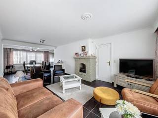 Bel-etage in een doodlopende straat op ideale ligging. Op het gelijkvloers vinden we een ruime berging met daarnaast een ruime garage met...