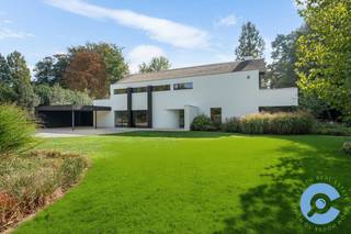 In het hartje van de groene residentiële Vriesdonk wijk, aan het einde van een rustige doodlopende straat, vinden we deze exclusieve villa terug,...