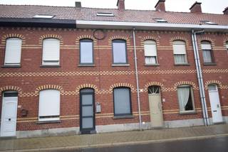 GROENESTRAAT 72, 8800 ROESELARE <br /><br />Volledig gerenoveerde woning op wandelafstand van het centrum<br />Deze instapklare en volledig gerenoveerde woning is gunstig gelegen op wandelafstand van het centrum.<br /><br />De gelijkvloerse verdieping omvat een inkomhal, een open en volledig geïnstalleerde keuken met aansluitende berging (voorzien van aansluiting voor een wasmachine) en een lichtrijke woonkamer met schuifdeur die toegang geeft tot een gezellig, volledig omheind koertje met praktische buitenberging. Daarnaast bevindt zich op het gelijkvloers een moderne badkamer, uitgerust met een ligbad, douche, dubbel lavabomeubel en toilet.<br /><br />Aan de straatzijde zijn rolluiken voorzien.<br /><br />Op de eerste verdieping bevinden zich twee slaapkamers, waarvan één met een eigen sanitaire ruimte voorzien van een lavabomeubel en toilet.<br /><br />De tweede verdieping beschikt over een overloop en een ruime derde slaapkamer.<br />De woning is volledig geïsoleerd en biedt een aangenaam wooncomfort.<br /><br />Beschikbaar vanaf 1/09/2026.