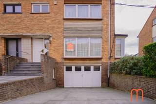 Topligging in gegeerde wijkDeze instapklare halfopen bebouwing is ideaal gelegen in de felbegeerde wijk Mariakerke, in de rustige, doodlopende...