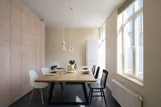 <strong>Lichtrijke en instapklare woning met 3 slaapkamers en buitenruimte nabij Gent-Centrum</strong><br /><br /><em>Voor meer informatie, mail naar info@carloeggermont.be</em><br /><br />Deze <strong>instapklare woning</strong> ligt op een <strong>uitstekende locatie</strong> nabij het Rabot en AZ Sint-Lucas, op slechts <strong>vijf minuten fietsen van de Gentse binnenstad</strong>. Winkels, scholen en openbaar vervoer bevinden zich op wandelafstand.<br /><br />Met een <strong>EPC C-label</strong> en <strong>conforme elektrische keuring</strong> bevindt de woning zich in een <strong>uitstekende staat</strong>. Ze werd <strong>gerenoveerd</strong> en <strong>combineert een frisse uitstraling met hedendaags comfort.</strong><br /><br />Achter de brede gevel van 6,7 meter schuilt een<strong> ruime woning </strong>met <strong>hoge plafonds</strong> en een <strong>praktische indeling.</strong> Op het gelijkvloers vindt u een<strong> lichtrijke eetruimte en keuken</strong> met toegang tot de <strong>buitenruimte</strong>, aangevuld met een <strong>ruime kelder</strong>. De eerste verdieping omvat een <strong>eerste slaapkamer</strong> en een ruime <strong>badkamer met ligbad en douche</strong>. Op de bovenverdieping is een <strong>tweede volwaardige slaapkamer </strong>en bijkomende plaats voor <strong>bureau of dressing</strong>. Onder de nok bevindt zich een <strong>3de slaapkamer.</strong><br /><br /><strong>Een mooie kans voor wie comfortabel en betaalbaar in de stad wil wonen, met alle voorzieningen binnen handbereik.</strong>