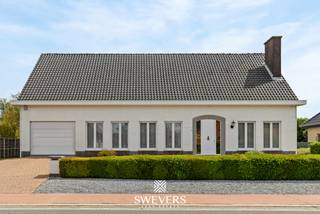 Voor meer info en foto’s, surf naar www.swevers.be – Deze instapklare open bebouwing in Beverlo biedt 180 m² wooncomfort op een mooi perceel van 1.165 m². De woning werd gebouwd in 1975, is degelijk onderhouden en combineert ruime leefruimtes met een praktische, gelijkvloerse indeling. De lichtrijke woonkamer van 44,52 m² vormt het hart van de woning en biedt plaats voor een gezellige zithoek en ruime eetplaats. Aansluitend ligt de keuken van 11,28 m², centraal en functioneel ingedeeld. Verder zijn er drie slaapkamers van 14,97 m², 13,26 m² en 5,90 m², ideaal voor een gezin, bureau of hobbyruimte. Ook de badkamer, het apart toilet en de kleine kelder zorgen voor extra gebruiksgemak. Een grote troef is de indrukwekkende zolder van 161,50 m² en bereikbaar met een vaste trap, perfect als opslagruimte of met mogelijkheden naar de toekomst. Daarnaast beschikt de woning over een ruime garage van 33,63 m² met plaats voor wagen, fietsen en extra berging. Buiten geniet u van een royale oostgerichte tuin met veel rust, privacy en potentieel voor terrassen, speelruimte of groenaanleg. De ligging is eveneens sterk: winkels, horeca, openbaar vervoer en scholen bevinden zich vlakbij, terwijl de autosnelweg vlot bereikbaar is. Een ruime gezinswoning met comfort, mogelijkheden en een aangename ligging. Voor meer informatie, bel 011 255 155. Bron bewoonbare oppervlakte: EPC – verslag. Dit pand is onderworpen aan de renovatieverplichting van de Vlaamse overheid voor residentiële gebouwen (behoudens bij sloop binnen 5 jaar na de aankoop). Consulteer voor meer informatie de website van het Vlaams Energie- en Klimaatagentschap via https://www.vlaanderen.be/een-huis-of-appartement-kopen/renovatieverplichting-voor-residentiele-gebouwen.