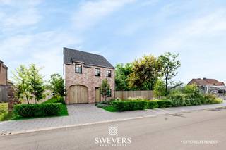 Voor meer info en foto’s, surf naar www.swevers.be – In de Mollekestraat te Wellen vindt u deze uitzonderlijke bouwgrond van 17a 80ca, gelegen in een rustige en landelijke omgeving midden in de geliefde Limburgse fruitstreek. Omgeven door agrarisch gebied geniet u hier van open zichten, veel privacy en een aangename woonkwaliteit in het groen. Het perceel beschikt over een gunstige Zuid-West oriëntatie, waardoor u optimaal profiteert van de namiddag- en avondzon. Met een perceelbreedte van 16 meter en een indrukwekkende diepte van 112 meter biedt deze bouwgrond tal van mogelijkheden voor het realiseren van uw droomwoning. Volgens het verkavelingsplan is een open eengezinswoning toegestaan, onder voorbehoud van het bekomen van de nodige vergunningen. Er kan gebouwd worden met een maximale gevelbreedte van 10,15 meter. De bouwdiepte bedraagt maximaal 17 meter op het gelijkvloers en 12 meter op de verdieping. De kroonlijsthoogte is beperkt tot 6,5 meter en zowel een plat als hellend dak behoren tot de mogelijkheden. De royale perceeldiepte laat ruimte voor een grote tuin, speelzone voor kinderen, zwembad of een prachtig aangelegd buitenverblijf met uitzicht op het omliggende landschap. Het blijvend open karakter van de omgeving zorgt voor een uniek gevoel van rust en vrijheid.<br />Ondanks de landelijke ligging bevinden scholen zich op slechts 2,3 kilometer. Openbaar vervoer bereikt u op 600 meter. Winkels, restaurants en recreatiemogelijkheden liggen op ongeveer 2 tot 2,5 kilometer afstand. Ook de autosnelweg is vlot bereikbaar op circa 8 kilometer.<br />Een unieke kans voor wie op zoek is naar een ruime bouwgrond met zonnige oriëntatie, open zichten en een uitstekende ligging in het charmante Wellen. Voor meer informatie, bel 011 255 155.