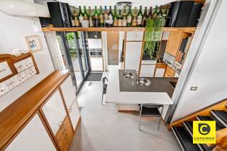 <h1><span>Exclusieve architectenwoning met binnen- en buitenzwembad op toplocatie in Mortsel</span></h1><p><span>Deze uitzonderlijke architectenwoning, gelegen in een gegeerde residentiële wijk nabij het Park van Mortsel, combineert tijdloze architectuur met design, functionaliteit en een uitzonderlijk wooncomfort. Een unieke eigendom voor wie op zoek is naar ruimte, licht, privacy en karakter.</span></p><p><span>De ligging vormt een absolute meerwaarde: rustig en groen, terwijl scholen, winkels, openbaar vervoer en tal van ontspanningsmogelijkheden zich op wandelafstand bevinden.</span><span><br /><br /></span></p><h2><span>Een bekroond architecturaal concept</span></h2><p><span>Deze bijzondere woning werd ontworpen door architect </span><span>Lou Jansen</span><span>, die voor dit ontwerp de </span><span>tweede prijs van de Robert Maskens-prijs (1980)</span><span> ontving. De realisatie is het resultaat van een succesvolle samenwerking met interieurarchitect </span><span>Adri Hazebroek</span><span>, waarbij architectuur en interieur naadloos in elkaar overvloeien.</span></p><p><span>De woning werd in de lengte gebouwd en harmonieus geïntegreerd in de prachtig aangelegde tuin, die zich uitstrekt over twee percelen met een totale oppervlakte van ongeveer </span><span>950 m²</span><span>.</span></p><p><span>De solide metalen draagstructuur met een welbepaald ritme van voor- tot achteraan de woning bepaalt de verschillende leefruimtes. Zowel de individuele ruimtes als de gemeenschappelijke zones vormen samen één visueel doorlopend geheel, waarbij licht, ruimte en groen centraal staan.</span></p><h1><span>Indeling</span></h1><h2><span>Gelijkvloers </span></h2><p><span>De volledig uitgeruste leefkeuken vormt zonder twijfel het hart van de woning. Vanuit de keuken geniet u van een directe toegang tot het terras en de tuin, terwijl het open ontwerp voortdurend contact houdt met de verschillende leefruimtes.</span></p><p><span>De keuken werd tot in de kleinste details doordacht. Hoogwaardige materialen en kwalitatieve toestellen zorgen voor optimaal gebruiksgemak, waaronder een inductiekookplaat, vaatwasser, oven, warmhoudlade, microgolfoven, dubbele spoelbak, ingebouwde friteuse en een duurzaam werkblad in roestvrij staal. Zelfs praktische details, zoals een discreet geïntegreerd opstapje voor de hoge kasten, werden zorgvuldig uitgewerkt.</span></p><p><span>Aansluitend bevindt zich een praktische hal met vestiaire, die rechtstreeks toegang geeft tot de wasplaats, de dubbele inpandige garage en de inkomhal. Ook de ruime kelder is vanuit de keuken gemakkelijk bereikbaar.</span></p><p><span>De kelderverdieping biedt bijzonder veel bergruimte en huisvest alle technische installaties van de woning. Daarnaast beschikt de woning over een sfeervolle, professioneel ingerichte wijnkelder waar uw wijncollectie onder ideale omstandigheden kan worden bewaard.</span></p><h2><span>Leefniveau</span></h2><p><span>Via een korte trap bereikt u het centrale leefniveau, waar de architecturale kwaliteiten van deze woning volledig tot hun recht komen. De leefruimtes openen zich naar de tuin en genieten dankzij de grote glaspartijen van een overvloed aan natuurlijk licht.</span></p><p><span>De lichtrijke eetkamer vormt het centrale punt van deze verdieping en wordt langs de zijkant volledig omringd door groen. Aansluitend bevindt zich een eerste elegant salon met een prachtig zicht op de aangelegde tuin, de terrassen en het zwembad. Deze ruimte is ideaal om gasten te ontvangen of in alle rust te genieten van een aperitief, terwijl de groene omgeving een unieke, zuiderse sfeer creëert.</span></p><p><span>Verder op het leefniveau bevindt zich een tweede, meer intieme zithoek met een gezellige open haard. Deze tv- en familieruimte sluit naadloos aan op de bureauruimte, die jarenlang dienstdeed als bureau- en ontvangstruimte. Vandaag biedt deze veelzijdige ruimte tal van mogelijkheden als thuiskantoor, speelruimte of extra leefruimte. Dankzij de afsluitbare indeling geniet u hier van een perfecte balans tussen verbondenheid en privacy.</span></p><h2><span>Nachtniveau</span></h2><p><span>De masterbedroom bevindt zich op een afzonderlijk niveau van de woning en vormt een volledig private suite.</span></p><p><span>Deze ruime slaapkamer beschikt over een praktische dressing en een luxueuze en-suite badkamer, uitgerust met een bubbelbad, een ruime inloopdouche en een stijlvol lavabomeubel.</span></p><p><span>Aansluitend bevindt zich een gezellig privéterras waar u in alle rust kunt genieten van een koffie in de ochtend of een ontspannen avond met zicht op het omliggende groen.</span></p><p><span>Vanuit dit niveau heeft u bovendien toegang tot de wellnessruimte met sauna, fitnessruimte en het verwarmde binnenzwembad dat naadloos overloopt in het buitenzwembad.</span></p><h2><span>Bovenste verdieping</span></h2><p><span>Op de bovenste verdieping bevinden zich twee volwaardige slaapkamers, een aparte gastenkamer en een tweede badkamer.</span></p><p><span>De tweede badkamer is praktisch ingericht met een douche en een stijlvol lavabomeubel en vormt een aangename meerwaarde voor de slaapkamers en eventuele gasten.</span></p><p><span>De gastenkamer beschikt over een extra zitruimte in de nok van de woning. Dankzij de bijzondere lichtinval is dit een ideale plek om rustig te lezen, te ontspannen of te genieten van een moment voor uzelf. De architecturale vormgeving van de nok zorgt hier voor een bijzonder sfeervolle ruimte met karakter.</span></p><h2><span>Buitenleven</span></h2><p><span>ook buiten werd niets aan het toeval overgelaten.</span></p><p><span>de fraai aangelegde tuin beschikt over meerdere zonneterrassen, een verwarmd binnen- en buitenzwembad en een prachtige groene pergola achteraan het perceel, waardoor u zich meteen in zuid-frankrijk waant.</span></p><p><span>een ruime tuinberging biedt voldoende plaats voor al het tuinmateriaal. de tuin werd bovendien bijzonder verzorgd aangelegd en is dankzij de doordachte inrichting aangenaam te onderhouden.</span></p><p><span>een extra troef is het tweede perceel achteraan de woning, dat bereikbaar is via zowel de lusthovenlaan als de vernieuwde edmond thieffrylaan. het achterste gedeelte van het perceel ligt bovendien op bouwgrond, wat extra potentieel biedt.</span></p><h2><span>Comfort en technieken</span></h2><p><span>doorheen de jaren werd de woning voortdurend gemoderniseerd met bijzondere aandacht voor kwaliteit, duurzaamheid en energiezuinigheid. dit resulteert in een gunstig epc-label b.</span></p><p><span>De woning beschikt onder meer over:</span></p><ul><li><span>Zonnepanelen</span></li><li><span>Vloerverwarming</span></li><li><span>Airconditioning</span></li><li><span>Luchtverwarming gestuurd door een recente gasketel</span></li><li><span>Gedeeltelijk zonwerend glas</span></li><li><span>Glass Heating</span><span>-</span><span>beglazing op geselecteerde ramen</span></li><li><span>Verwarmd binnen- en buitenzwembad met warmtepomp</span></li><li><span>Dubbele inpandige garage</span></li><li><span>Ruime kelder en wijnkelder</span></li></ul><h2><span>Een unieke woonbeleving</span></h2><p><span>Deze uitzonderlijke architectenwoning combineert bekroonde architectuur met hedendaags comfort, hoogwaardige afwerking en een unieke beleving van binnen- en buitenruimte.</span></p><p><span>Een zeldzame opportuniteit voor wie op zoek is naar een exclusieve woning op een toplocatie in Mortsel, waar kwaliteit, ruimte, natuur en luxe perfect samenkomen</span><span>.</span></p><p><span>Deze woning wordt verkocht onder aandelenportefeuille en is inclusief 4 garageboxen in de nabije omgeving die verhuurd zijn.</span></p><p><span>Deze woning moet u voelen en beleven. Maak vlug een afspraak op <span>www.coprimmo.be</span></span><span> of 03/449.49.77</span></p><p><span> </span></p>