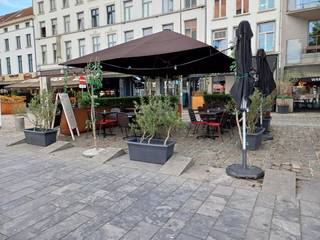 Dit instapklaar horeca pand is gelegen op het Eilandje, vlakbij het MAS.<br />Op het gelijkvloers (+/-110m²) bevindt zich de bar, verbruikszaal en keuken, met doorgang naar de kelder. De 1ste verdieping (+/-110m²) biedt nog extra zitplaatsen, alsook nog extra berging en toiletten. Voor het pand zijn er nog 2 ruime terrassen, aan het pand en aan de overkant van de straat.<br />Overname: te bespreken.<br />Contacteer ons voor verdere informatie.