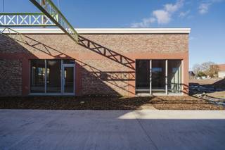 Belle unité patrimoniale rénovée d'environ 350 m² avec une fonction show-room (showroom) /bureau sur 2 niveaux, comprenant 2 places de...