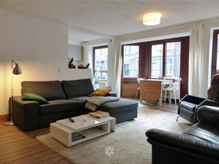 <p><span>GENT - Vlaanderenstraat 81A: Ben je op zoek naar een</span><span> charmant één slaapkamer appartement te huur in centrum Gent? </span><span>Dan is dit pand mogelijk iets voor jou.</span></p><p><span> </span></p><p><span>De belangrijkste troeven op een rij:</span></p><ul><li><span>Gelegen in een hippe buurt in het historisch deel van de stad</span></li><li><span>Vlotte bereikbaarheid met openbaar vervoer, per fiets of te voet</span></li><li><span>Lichtrijke ruimtes</span></li><li><span>Geen gemeenschappelijke kosten</span></li></ul><p><span> </span></p><p><span>Indeling:</span></p><p><span>Inkomhal, leef- en eetruimte met open keuken (kookplaat, dampkap, oven en koelkast), slaapkamer, badkamer uitgerust met douche, lavabomeubel en toilet.</span></p><p><span> </span></p><p><span>Belangrijke info:</span></p><p><span>Beschikbaar vanaf 01/08/2026. Domicilie verplicht.</span></p><p><span>Huurprijs: € 795 EURO/maand. EGW (elektriciteit, gas en water) afzonderlijk af te rekenen. </span></p><p><span> </span></p><p><span>Interesse in dit leuk appartement? Vraag dan snel een bezoek aan via onze website!</span></p>