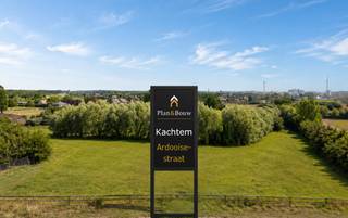 <p>Welkom op deze uitzonderlijke bouwgrond aan de Ardooisestraat in Kachtem, waar de mogelijkheden omringd zijn door rust en natuur. Met een indrukwekkende oppervlakte van maar liefst 23.230 vierkante meter biedt dit perceel een zee aan ruimte voor het realiseren van uw droomwoning. De aanwezigheid van een weids landschap en de genoemde privacy maken het tot een ideale locatie voor zij die willen ontsnappen aan de drukte van alledag.</p>

<p>Dit stuk grond is perfect voor de liefhebbers van vrijheid, waar u uw creativiteit kunt laten spreken. Of het nu gaat om een moderne villa of een rustieke woning, dit perceel biedt de ongekende mogelijkheid om volledig af te stemmen op uw persoonlijke wensen en levensstijl. Laat uw dromen uitkomen en geniet van de serene omgeving, waar iedere dag aanvoelt als een vakantie. Maak vandaag nog de eerste stap naar het verwezenlijken van uw woonidealen en ontdek de vele perspectieven die deze unieke locatie te bieden heeft.</p>
