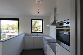 EERSTE VERDIEPINGAppartement op de eerste verdieping met 2 slaapkamers. Enorm energiezuinig appartement door warmtepomp. Beschr: inkom, woonkamer,...