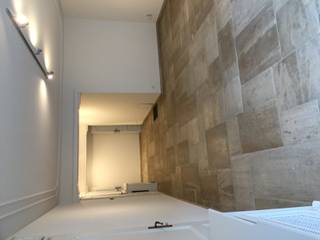 <p>Opgefriste appartement op de 1ste verdieping ideaal als investering. </p>

<p>Je komt binnen in een ruime woonkamer met veel lichtinval, een sierhaard en een mooie parketvloer. Verder is er een apart toilet en een handige berging met plaats voor een wasmachine. De keuken is groot, goed onderhouden en volledig uitgerust. Zowel de keuken als de leefruimte geven uit op het balkon aan de voorkant.</p>

<p>Achteraan zijn er twee slaapkamers. De eerste heeft rechtstreeks toegang tot het terras. De tweede kamer beschikt over ingebouwde kasten en kan ook naar het terras. De badkamer is netjes in orde en recent vernieuwd met een douche en een dubbel lavabomeubel.<br /><br />Troeven: </p>

<ul><li>Op wandelafstand van de winkels en de markt</li><li>Gunstige EPC (B)</li><li>Elek. conform </li></ul>