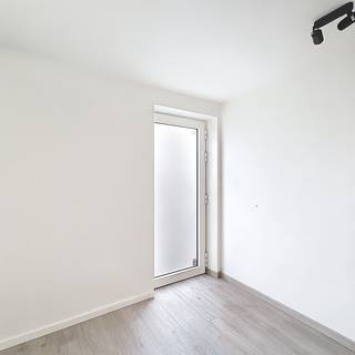 Deze recente halfopen bebouwing is centraal gelegen in Liedekerke, net buiten het centrum en in de nabijheid van alle voorzieningen.We betreden de...