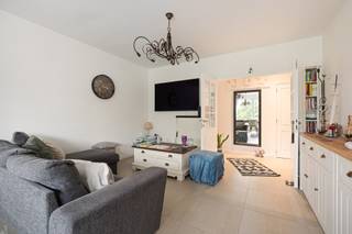 <p><span>Lichtrijk appartement met 2 slaapkamers en uitzicht op Park Spoor Noord</span></p><p><span>Op de eerste verdieping van een verzorgd appartementsgebouw bevindt zich dit lichtrijke appartement van 90 m². Dankzij de ruime leefruimte, twee volwaardige slaapkamers en het open uitzicht op Park Spoor Noord vormt dit appartement een aangename woonplek op een centrale locatie in Antwerpen.</span></p><p><span>De inkomhal met ingemaakte kasten geeft toegang tot de ruime woonkamer met open en volledig ingerichte keuken. De grote raampartijen zorgen voor veel natuurlijk licht en een mooi uitzicht zonder directe overburen.</span></p><p><span>Verder beschikt het appartement over twee slaapkamers, een badkamer met inloopdouche en dubbele wastafel, een apart toilet en een praktische berging met aansluiting voor een wasmachine en droogkast.</span></p><p><span>Het appartement bevindt zich in een gebouw met lift en beschikt over een privatieve kelder. Daarnaast is er een gemeenschappelijke fietsenstalling aanwezig.</span></p><p><span>Indeling</span></p><p><span>Inkomhal met ingemaakte kasten, lichtrijke leefruimte met open keuken, twee slaapkamers, badkamer, apart toilet, berging en privatieve kelder.</span></p><p><span>Troeven</span></p><ul><li><span>Lichtrijke leefruimte met open keuken</span></li><li><span>Mooi uitzicht op Park Spoor Noord</span></li><li><span>Badkamer met inloopdouche en dubbele wastafel</span></li><li><span>Ingemaakte kasten</span></li><li><span>Praktische berging</span></li><li><span>Privatieve kelder</span></li><li><span>Lift in het gebouw</span></li><li><span>Gemeenschappelijke fietsenstalling</span></li><li><span>Centrale ligging nabij winkels, horeca en openbaar vervoer</span></li></ul><p><span>Een autostaanplaats in het gebouw is afzonderlijk te koop voor 30.000 Eur.<br /><br /></span></p><p><span>Her appartement is momenteel verhuurd en vormt daardoor ook een interessante opportuniteit voor investeerders. Huurprijs en verdere voorwaarden zijn op aanvraag.</span></p><p><span><br />Interesse? Neem contact met ons op voor meer informatie of een bezoek ter plaatse.</span></p>