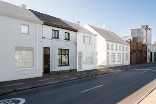 Deze woning is een buitenkans voor wie op zoek is naar een renovatieproject met tal van mogelijkheden op een strategische locatie. Gelegen vlak aan de jachthaven van Eeklo, geniet je hier van een rustige en unieke ligging, en dat op korte afstand van het stadscentrum. De woning vraagt om een grondige opfrissing, maar biedt dankzij haar stevige structuur een sterke basis voor renovatie. Met de juiste aanpak transformeert U dit pand tot een comfortabele gezinswoning of een rendabele investering op een aantrekkelijke locatie.<br /><br /><strong>Indeling van de woning:<br /><br />Gelijkvloers: </strong><br /><br />U komt binnen via de inkomhal die toegang biedt tot de verschillende ruimtes op het gelijkvloers. Aan de voorzijde bevindt zich de lichtrijke woonkamer, die voldoende ruimte biedt om nog een eetkamer te integreren. Aansluitend treft U de keuken, die eenvoudig maar functioneel is ingericht en uitkijkt op het tuintje achteraan. Verder is er een aparte badkamer met ligbad, een extra douchekamer, en een praktische berging en wasplaats.<br /><br /><strong>Eerste verdieping:</strong><br /><br />Hier bevinden zich twee volwaardige slaapkamers. Eén van deze kamers is zeer ruim en kan eventueel ingedeeld worden in twee slaapkamers. De tweede kamer is ideaal als kinderkamer of logeerkamer.<br /><br /><strong>Buitenruimte:</strong><br /><br />Achteraan de woning is er een klein, onderhoudsvriendelijk tuintje dat mits wat liefde kan omgevormd worden tot een gezellige stadstuin.<br /><br /><strong>Extra troeven:</strong><br /><br />✅ Strategische ligging aan de jachthaven van Eeklo<br />✅ Te renoveren woning met veel potentieel<br />✅ Gezellig stadstuintje als extra troef<br />✅ Grote ruimtes en herinrichtingsmogelijkheden<br />✅ Interessant voor investeerders of starters<br />✅ Vlotte bereikbaarheid en centrale ligging<br /><br />Met visie en renovatie-inzet kan dit pand uitgroeien tot een echte meerwaarde op de vastgoedmarkt.<br /><br /><strong>Nieuwsgierig naar de mogelijkheden? Neem gerust contact met ons op voor meer informatie of een bezoek ter plaatse!</strong>