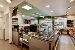 Unieke investeringskans: hanelspand met woonst, atelier en garage in centrum Ruddervoorde.Droomt u van een eigen zaak op een absolute...