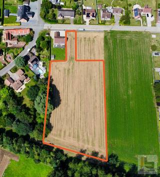 <strong>Met een oppervlakte van maar liefst 6600m²</strong>, biedt deze grond <strong>voldoende ruimte</strong> om + - <strong>10 woningen (type OPEN BEBOUWING OF HALFOPEN)</strong> te bouwen, na aanvraag van de nodige vergunningen bij het stedenbouwkundige diensten. De situering van de grond is zeer goed: <strong>Rustig en idyllisch gelegen, aan de voet van het Kluisbos</strong>, omringd door groen en met een prachtig uitzicht op de omgeving. Centrum Amougies op wandelafstand (Okay), centrum Avelgem, Kluisbergen en Ronse op 10 minuten rijden, voor Doornik heb je maar 25 minuten nodig. <br /><br />Deze bouwgrond is ideaal voor <strong>ontwikkelaars</strong>.<br /><br />Neem snel <strong>contact</strong> met ons op voor <strong>meer informatie</strong> over de mogelijkheden en wat toegestaan is of om een <strong>afspraak</strong> te maken om de grond te bezichtigen! <br /><br /><strong>Jens</strong>: <strong>0488 98 13 30</strong> of <strong>jens@immoboss.be</strong>