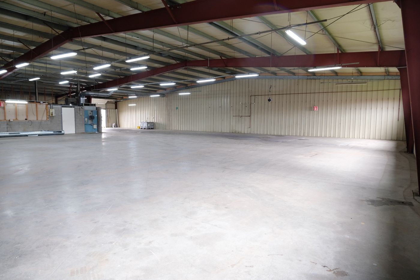 Bedrijfsgebouw van 700 m² met magazijn/kantoor vlakbij de E17 - foto 3