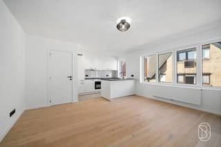 <p>Laatste appartement te koop in deze volledig vernieuwde residentie!<br /><br />Bent u op zoek naar een instapklaar, energiezuinig en modern appartement? Dan is dit uw kans! Dit volledig gerenoveerde appartement werd afgewerkt met kwalitatieve materialen en is nog nooit bewoond sinds de renovatie.<br /><br />De indeling omvat een lichtrijke leefruimte met een open, volledig geïnstalleerde keuken voorzien van splinternieuwe toestellen, twee volwaardige slaapkamers, een stijlvolle badkamer met inloopdouche en een apart gastentoilet.<br /><br />Geniet bovendien van een ruim zonnig terras, een **privatieve kelder en een centrale ligging op korte afstand van het centrum van Wevelgem, met winkels, scholen en openbaar vervoer binnen handbereik.<br /><br />Ook als investering is dit een uitstekende opportuniteit. Dankzij de energiezuinige renovatie, de moderne afwerking en de gegeerde ligging biedt dit appartement een perfecte verhuurbaarheid.<br /><br />Garage verplicht bij aan te kopen voor € 15.000.<br /><br />Interesse? Contacteer ons vandaag nog voor een bezoek via feline@immobeguin.be</p>
