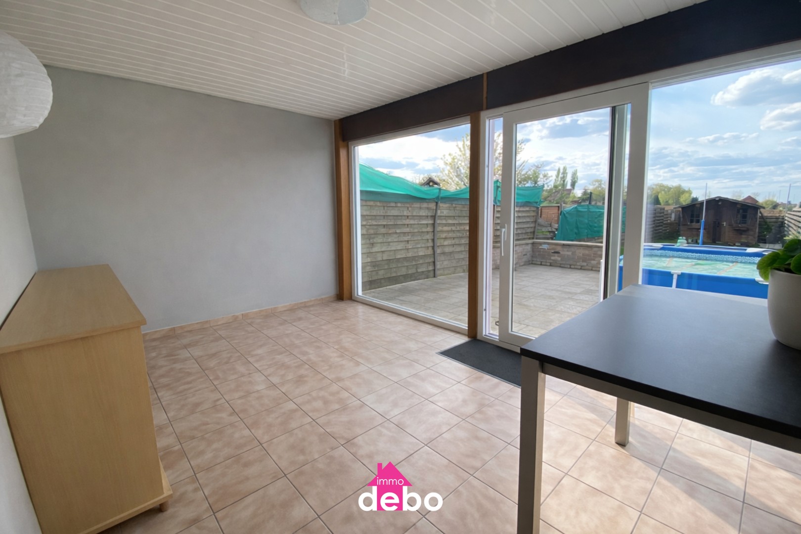 Instapklare ruime gezinswoning met 3 slaapkamers, open keuken, badkamer, veranda en zonnige tuin, goed gelegen te Rekkem - foto 4