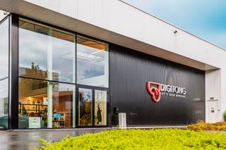 Ontdek dit modern ingericht kantoorgebouw in Businesspark Heesterveld te Tongeren, uitstekend gelegen op een commerciële toplocatie vlak bij de op-...