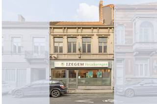 Deze eigendom wordt aangeboden via Power-sale. De vermelde prijs is een richtprijs. Wil je een afspraak vastleggen of wens je meer info omtrent deze koopmethode, neem dan zeker contact op. Dit karaktervolle pand biedt de mogelijkheid om wonen en werken te combineren. Het kantoor is vlot bereikbaar langs deze invalsweg naar het centrum van Izegem. Indeling van het pand:Gelijkvloers:- landschapsbureau- 2de apart bureau- keuken- bergruimteKelder1ste verdieping:- 3 kamers- badkamerZolderDit pand kan onderhevig zijn aan de renovatieverplichting die door de Vlaamse overheid wordt opgelegd voor niet-residentiële gebouwen. Consulteer voor meer informatie de website van het Vlaams Energie- en Klimaatagentschap via https://www.energiesparen.be/nr/renovatieverplichting.Bent u op zoek naar bedrijfsvastgoed bestaande uit een kantoor met woonst te koop in Izegem? Aarzel dan niet om ons te contacteren op het nummer 051 21 22 23.