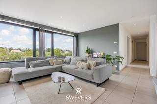 Voor meer info en foto’s, surf naar www.swevers.be – Dit instapklare appartement op de tweede verdieping van een residentie uit 2018 in Houthalen combineert hedendaags wooncomfort met een praktische ligging. Het appartement beschikt over een bewoonbare oppervlakte van 108 m², twee slaapkamers, een ruim zuidgericht terras en een lift in het gebouw. De centrale inkomhal geeft toegang tot alle ruimtes. De lichtrijke leefruimte sluit aan op de open keuken en biedt dankzij de brede raampartijen een aangenaam zicht op het terras. De keuken is praktisch ingericht en vormt een vlotte verbinding tussen binnen en buiten.<br />Verder zijn er twee slaapkamers van ca. 10,47 m² en 11 m², geschikt als slaap-, kinder-, logeer- of bureauruimte. De badkamer is uitgerust met een ligbad, lavabo en ruime inloopdouche. Daarnaast zijn er een apart toilet en een ruime berging van 6,16 m² met aansluitingen voor wasmachine en droogkast.<br />Een grote troef zijn de twee terrassen van maar liefst 40 m². Dankzij de gunstige oriëntatie geniet je hier volop van licht en buitenruimte. Ook technisch scoort het appartement goed met zonnepanelen, een alarm en inbouwarmaturen. Winkels, horeca, scholen en openbaar vervoer bevinden zich vlakbij, terwijl ook Hengelhoef en Kelchterhoef vlot bereikbaar zijn. Voor meer informatie, bel 011 255 155. Bron bewoonbare oppervlakte: EPC – verslag.