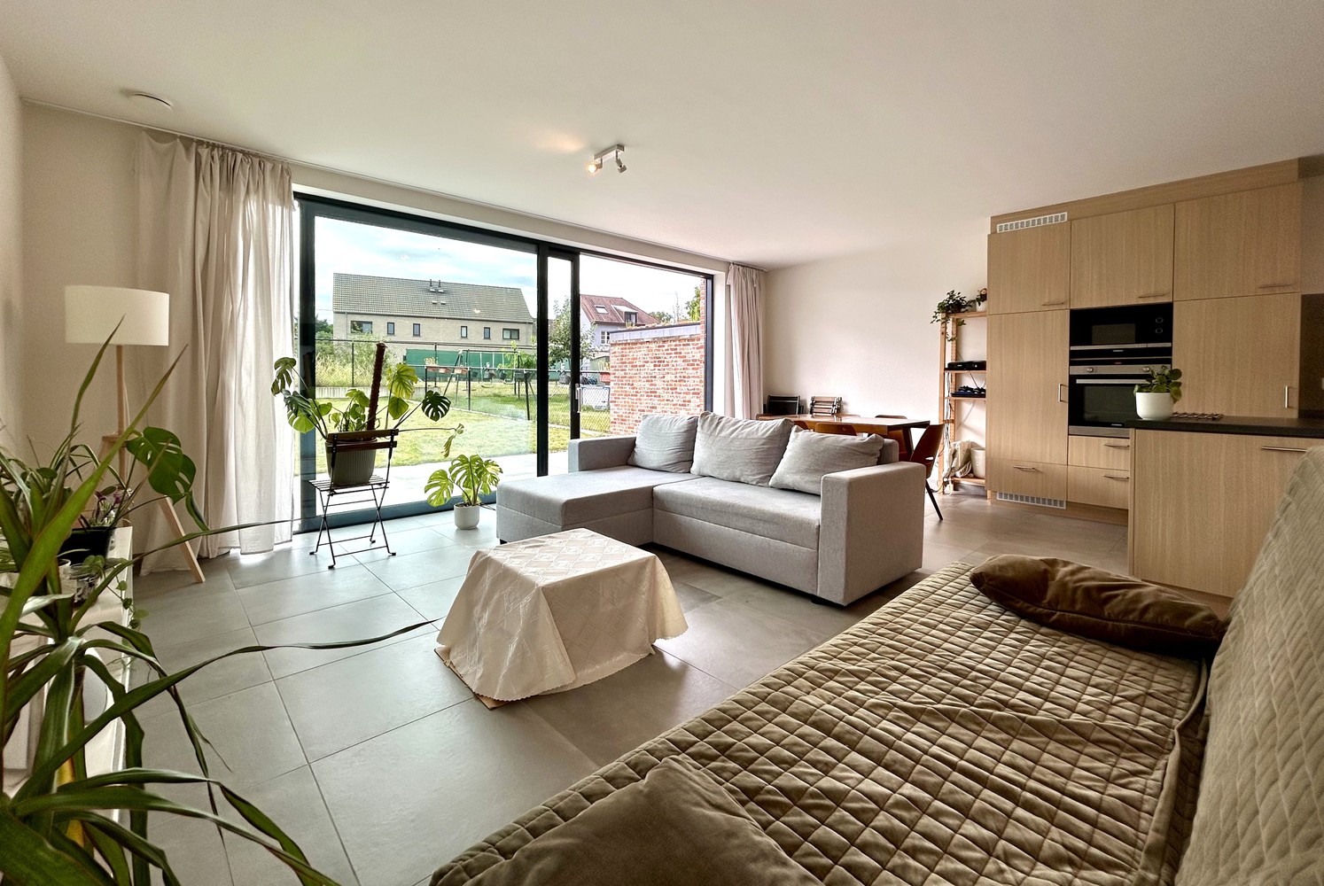 Recente, energiezuinige woning met tuin en garage op een gunstige ligging - foto 4