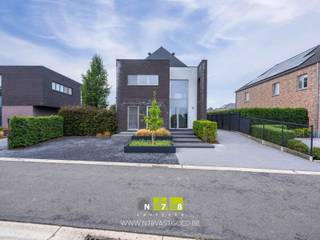 <span><strong>VOLLEDIG INSTAPKLARE MODERNE VRIJSTAANDE WONING MET 3 SLAAPKAMERS OP EEN PERCEEL VAN 6A90CA TE DILSEN-STOKKEM (STOKKEM) <br /><br />TROEVEN<br /></strong>- <span>Gelegen nabij het charmante centrum van Stokkem. <br /></span>- Goede bereikbaarheid naar omliggende steden zoals: Maaseik, Maasmechelen,...<br />- Dichtbij de Nederlandse grens. <br />- <span>Ruime woning met een bewoonbare oppervlakte van maar liefst 175m².<br /></span>- Energielabel A: energiezuinige woning! <br />- 2 badkamers! <br />- Airco. <br />- Vrijstaande garage. <br />- Ruim terras aan de achterzijde van de woning met zicht op de tuin. <strong><br /><br />KELDERVERDIEPING -01 | volledige kruipkelder (+/- 80cm hoogte)</strong><strong><br /><br />GELIJKVLOERS (00) <br /></strong>- Inkomhal (3,15m x 3,55m = 11.18m²): trap naar de eerste verdieping (tredes in eik), wandverlichting, kastenwand in trap, tegelvloer.<br />- Hal (1,25m x 1,00m = 1.25m²): doorgang naar wasplaats, tegelvloer. <br />- Woonkamer (3,30m x 10,00m = 33m²): schuifpui naar tuin/terras, wandmeubel met kasten, lades en indirecte verlichting, airco, tegelvloer. </span><br /><span>- Keuken (5,30m x 3,60m = 19.08 m²): keukenwand met onderkasten, bovenkasten, koelkast, lades, inductiekookplaat, dampkap, werkblad in composiet , vaatwasser, oven, microgolfoven; keukeneiland met onderkasten, spoelbak, werkblad in composiet, lades, ontbijttafel; deur naar tuin & terras, tegelvloer. </span><br /><span>- Toilet (1,70m x 1,10m = 1.87m²): hangtoilet, lavabo, onderkast, tegelvloer.</span><br /><span>- Wasplaats (3,90m x 3,30m = 12.87 m²): inbouwkasten, linnenkoker, aansluiting wasmachine/droogkast, ,kitchenette met spoelbak en onderkasten, luik naar de kruipkelder, deur naar de tuin, tegelvloer. </span><br /><span>- Bureau (3,35m x 4,00m = 13.4 m²): wandmeubel met kast, bureel, onderkasten, verlichting, glazen deur naar de leefruimte, airco, tegelvloer. </span><br /><br /><span><strong>VERDIEPING</strong> <strong>+01 </strong></span><br /><span>- Overloop (1m x 4.75m en 1.45mx1.2m, 3mx2.6m = 14.29 m²): trap naar het gelijkvloers voorzien van glazen balustrade, inbouwkast, wandverlichting, luik naar de zolder, laminaat.<br />- Apart toilet (1,80m x 1,00m = 1.8m²): Hangtoilet, lavabo, tegelvloer.<br />- Slaapkamer 1 (4,00m x 4,70m = 18.8m²): airco, laminaat.<br />- Badkamer 1 (3,10m x 3,45m = 10.69 m²): aansluitend aan slaapkamer 1, wandtegels, inloopdouche, ligbad. Badkamermeubel met dubbele lavabo, lades, linnenkoker naar onderliggende wasplaats, spiegel, tegelvloer.<br />- Slaapkamer 2 (3,50m x 4,00m = 14m²): laminaat. <br />- Slaapkamer 3 (3,30m x 4,00m = 13.2m²): inbouwkasten, airco, laminaat. <br />- Badkamer 2 (2.75m x 1.4m = 3.85m²): Badkamermeubel met lavabo, lades en spiegel. Inloopdouche, toilet, wandbetegeling, tegelvloer.<br />- Dressing (2,00m x 2,70m = 5.4 m²): inbouwkasten, laminaat. <br /><br /><strong>ZOLDERVERDIEPING</strong> <strong>+02: Bergzolder, bereikbaar via luik.</strong><br /></span><br /><span><strong>EXTERIEUR</strong></span><br /><span>- Garage (11,00m x 3,65m = 40.15 m²): automatische sectionale poort, omvormer zonnepanelen, tuinberging, grondwaterpomp, gepolierde betonvloer.<br />- Beklinderde oprijlaan, automatische toegangspoort, omheinde en aangeplant tuin.<br />- Terras: 6.5m x 7.3m en 3.53x2.8m = 57.33m², terrastegels met verlichte rand.<br /><br /><strong>18 ZONNEPANELEN SINDS 2020. </strong><br /><br />Bekijkt u deze advertentie via een aanverwante vastgoedsite, surf dan zeker naar onze website <strong>www.N78vastgoed.be</strong> voor een uitgebreide beschrijving en foto's. <strong>Meer info: +32 (0)89 86 18 88 of info@N78vastgoed.be.</strong></span>