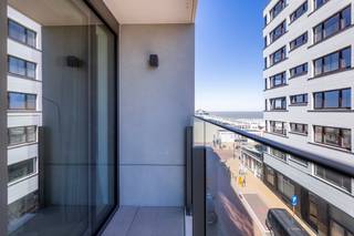 <p><strong>Blankenberge: nieuwbouwappartement met terras te koop op toplocatie Zeedijk! Ervaar de perfecte combinatie van luxe, comfort en een unieke locatie.</strong></p>

<p><strong>Reeds 83% Verkocht!</strong><br />Residentie &amp;quot;Pier&amp;quot; is een prachtige nieuwbouwresidentie met moderne architectuur, gebouwd met hoogwaardige, onderhoudsvriendelijke materialen.</p>

<p>Gelegen op de hoek van de Zeedijk/Verweehelling te Blankenberge, biedt deze residentie een ongeëvenaarde ligging op wandelafstand van het strand, de iconische Pier, duinen, winkels, openbaar vervoer en meer.</p>

<p><strong>Indeling</strong>:</p>

<p>Inkomhal, lichtrijke woonkamer, moderne keuken met eetplaats en berging, terras, volwaardige slaapkamer, luxe badkamer, apart toilet + privatieve berging en fietshaak.</p>

<p><strong>Troeven:</strong></p>

<p>·       Energiezuinig: warmtepomp en ventilatiesysteem type D.</p>

<p>·       Hoogwaardige en onderhoudsvriendelijke materialen.</p>

<p>·       Centrale ligging op de hoek van de Zeedijk, met strand, winkels en openbaar vervoer op wandelafstand.</p>

<p>·    Onmiddellijk beschikbaar.</p>

<p>·   Mogelijkheid 6% BTW</p>

<p> </p>

<p>Meer informatie? Contacteer Maarten via 050 42 58 98</p>
