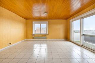 Bent u op zoek naar een ruim en lichtrijk appartement op een uitstekende locatie in Roeselare? Dit appartement aan de Noordlaan combineert een centrale ligging met een aangename woonoppervlakte, twee terrassen en een mooi uitzicht. Dankzij de ruime indeling en de vele lichtinval geniet u hier van een comfortabel woongevoel op een toplocatie.<br /><br /><strong>Ligging: </strong>Het appartement bevindt zich op een centrale ligging vlakbij het centrum van Roeselare. Winkels, scholen, openbaar vervoer en andere dagelijkse voorzieningen bevinden zich op korte afstand. Dankzij de vlotte verbinding met de ring rond Roeselare geniet u bovendien van een uitstekende bereikbaarheid. Een bushalte bevindt zich in de straat en ook het station is gemakkelijk bereikbaar.<br /><br /><strong>Indeling van het appartement:</strong><br />Via de inkomhal komt u terecht in het appartement. De ruime en lichtrijke woonkamer vormt het hart van de woning en biedt toegang tot het voorste terras met een mooi open uitzicht. Aansluitend bevindt zich de keuken, die beschikt over een aparte berging en toegang geeft tot een tweede terras aan de zijkant van het gebouw. Verder beschikt het appartement over één slaapkamer met mogelijkheid tot een tweede slaapkamer, een badkamer en een extra bergruimte<br />Daarnaast is er de mogelijkheid om een privatieve staanplaats aan te kopen voor een meerprijs van <strong>€15.000</strong>, gelegen aan het appartementsgebouw.<br /><br /><strong>Technische eigenschappen:</strong>
<ul>
<li>Nieuwe ramen geplaatst in 2023.</li>
<li>EPC-Label C </li>
<li>Lift aanwezig.</li>
<li>Parkeerplaats beschikbaar aan het gebouw. </li>
</ul>
<strong>Extra troeven:</strong>
<ul>
<li>Ruim appartement met veel natuurlijk lichtinval. </li>
<li>Twee terrassen aanwezig.</li>
<li>Zeer centrale ligging nabij het centrum van Roeselare.</li>
<li>Bushalte in de straat en station vlot bereikbaar.</li>
<li>Inclusief mogelijkheid tot aankoop van een privatieve staanplaats.</li>
<li>Het appartement is zeer geschikt als investeringseigendom, maar uiteraard ook voor eigen bewoning.</li>
</ul>
<strong>Interesse? </strong>Neem contact op met ons kantoor voor meer informatie of plan een vrijblijvend bezoek aan het appartement. Bel ons op T. 051|201.400 en ontdek de mogelijkheden die dit appartement te bieden heeft.