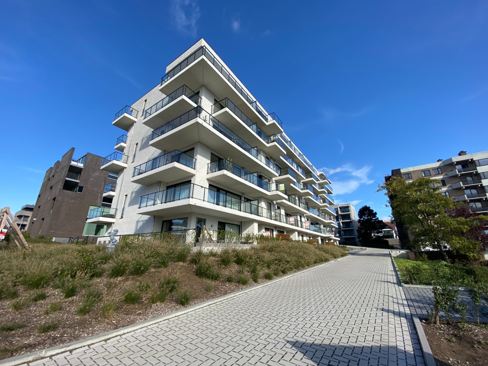 STIJLVOL NIEUWBOUWAPPARTEMENT MET 2 SLAAPKAMERS EN ZONNETERRASSEN – TOPLIGGING IN WAREGEM - photo 1