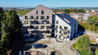 Residentie ROOOTS, een prachtig stijlvol nieuwbouwappartement in het centrum van Ronse. <br /><br />Het appartement is gelegen op de 2de verdieping. <br />INDELING: inkom, gastentoilet, slaapkamer 1, slaapkamer 2, badkamer, leefruimte met ingerichte keuken, berging &amp; terras.<br /><br />PLUSPUNTEN: <br />+ Bijna-energieneutraal (max E30)<br />+ vloerverwarming <br />+ centrale verwarming: warmtepomp<br />+ ruime appartementen <br />+ prachtig zicht <br />+ Ondergrondse garageboxen, autostaanplaatsen en bergingen <br />+ Appartementen van 65m² tot penthouse van 167m² <br />+ Nabij station, scholen &amp; warenhuizen <br />+ Interessante investering <br /><br />WENST U MEER INFORMATIE OVER DIT PRACHTIGE PROJECT? CONTACTEER JENS@IMMOBOSS.BE 0488981330! 